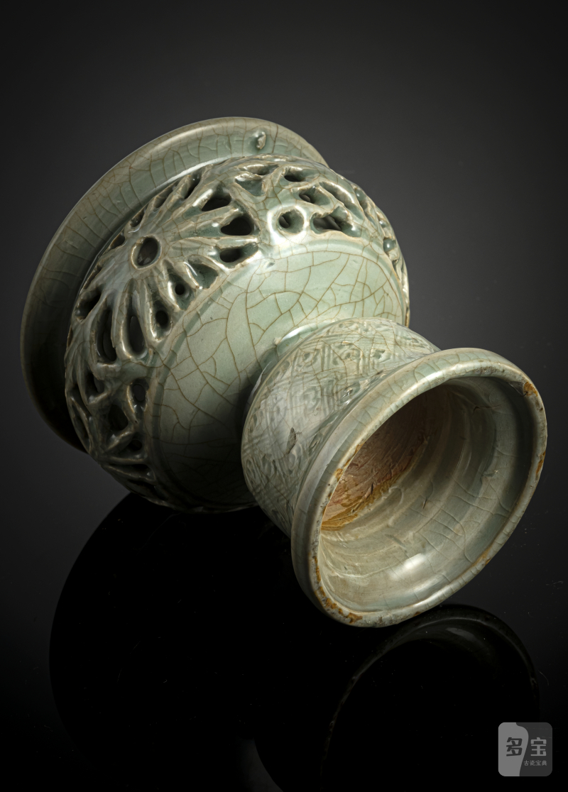A rare celadon-glazed oil lamp with openwork wall with floral decoration - 图3